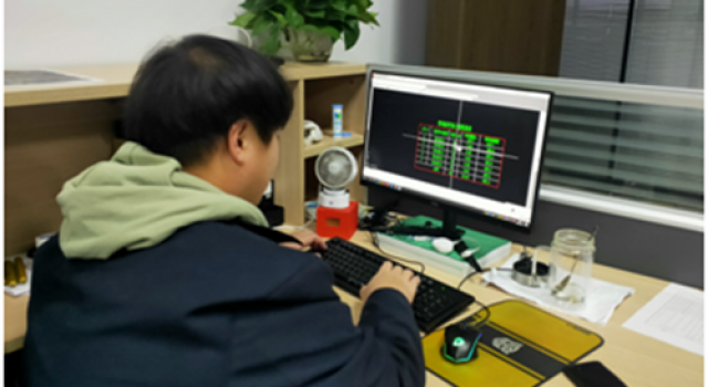 加班加點(diǎn)不言苦，任勞任怨作奉獻(xiàn)