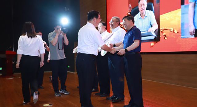 熱烈祝賀公司董事長(zhǎng)及多名員工在全國(guó)交通監(jiān)理文化建設(shè)研討會(huì)上獲表彰！