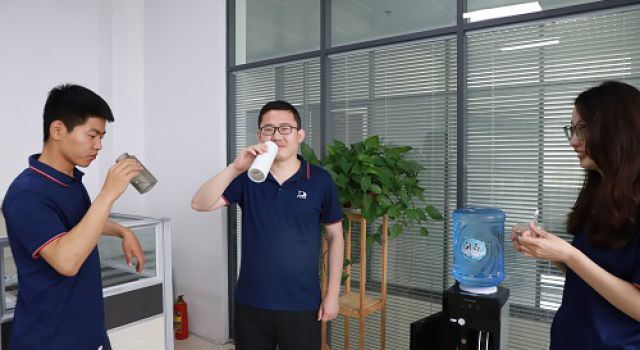 公司定制“潤(rùn)泰”飲用水，讓員工喝上放心水----提升健康、幸福指數(shù)