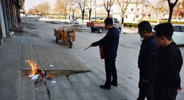 八公司東平項(xiàng)目針對總公司轉(zhuǎn)發(fā)的“小火亡人”事故通報(bào)文件進(jìn)行集體學(xué)習(xí)和消防演練