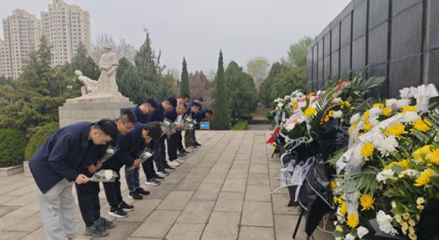 清明祭英烈、共鑄中華魂——經十路總監(jiān)辦組織開展烈士陵園祭掃活動