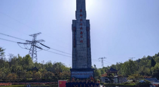 清明祭英烈、共鑄中華魂 -和襄高速第二駐地辦開展我們的節(jié)日--清明節(jié)祭掃烈士陵園活動